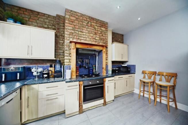 3 bed property, in London Road, £200,000