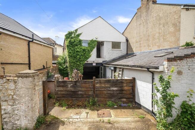 2 bed property, in Warwick Place, £140,000