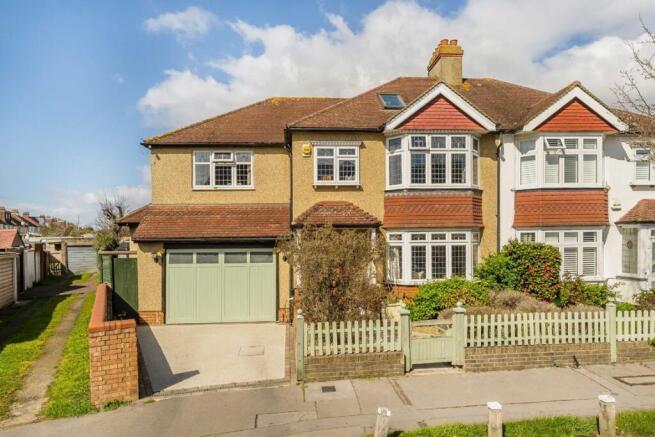 5 bed property, in St. Oswald's Road, £825,000