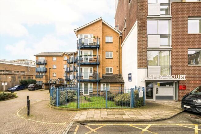 1 bed property, in Woodger Road, £350,000