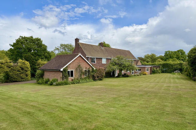 4 bed property, in Main Road, £750,000