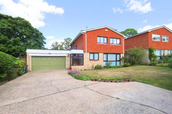 4 bed property, in Tanglewood Close, £700,000