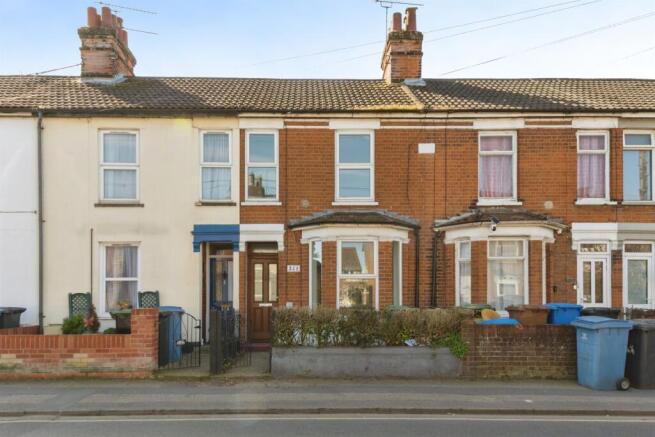 2 bed property, in Spring Road, £200,000