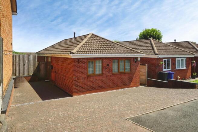 2 bed property, in Clifton Street, £250,000