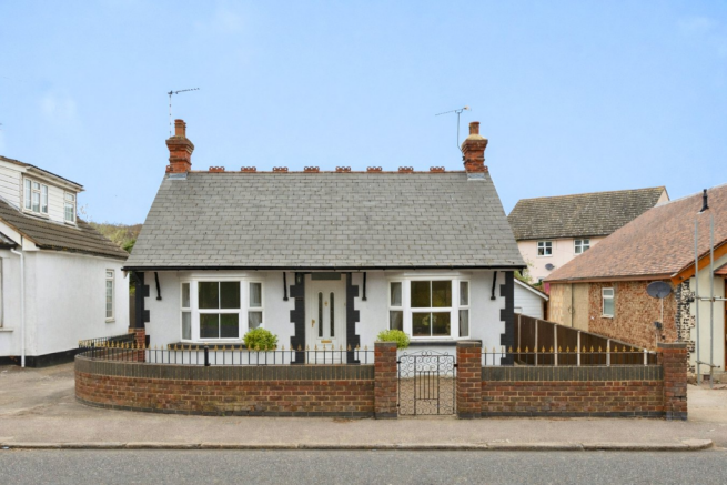 2 bed property, in Rayleigh Road, £425,000