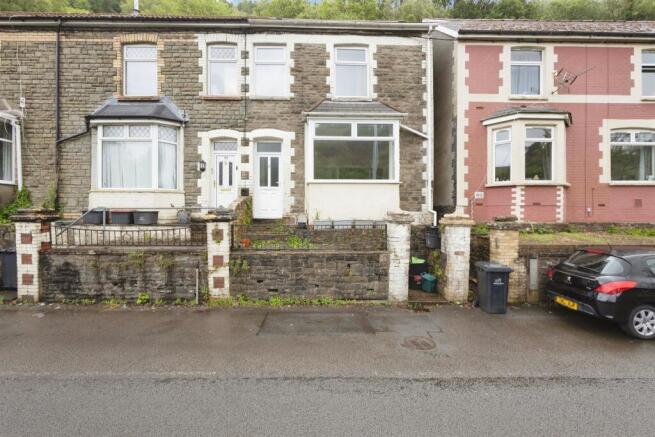 3 bed property, in Victoria Road, £110,000