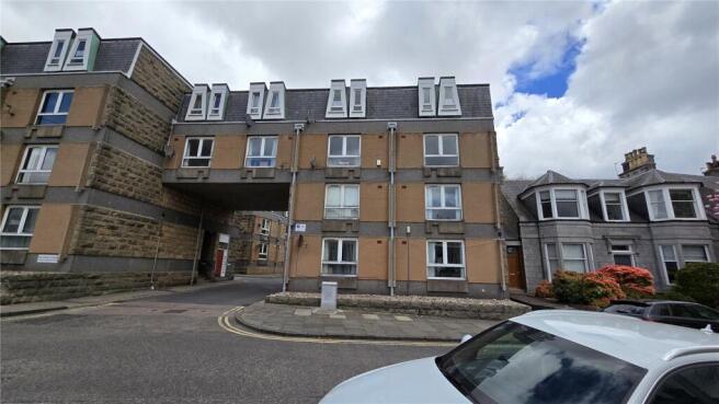 2 bed property, in Salisbury Court, £67,995