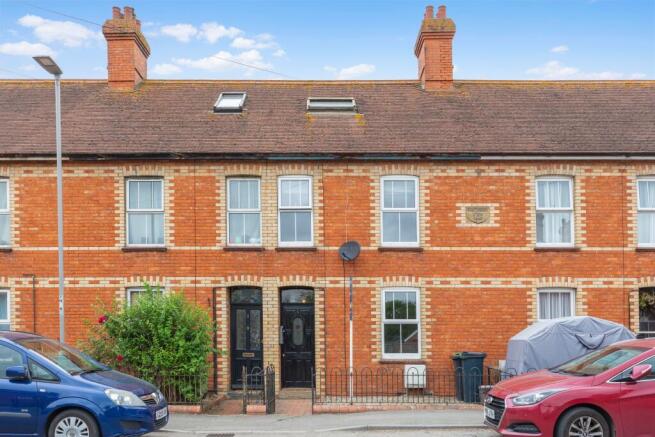 3 bed property, in Shaftesbury View, £225,000