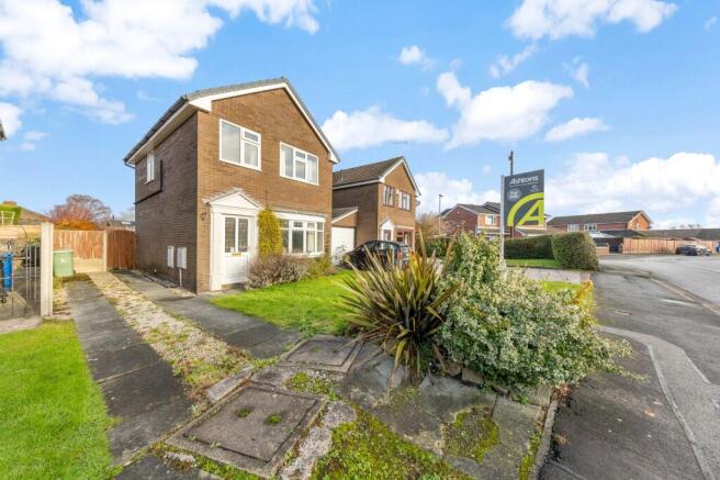 3 bed property, in Thornbush Close, £240,000