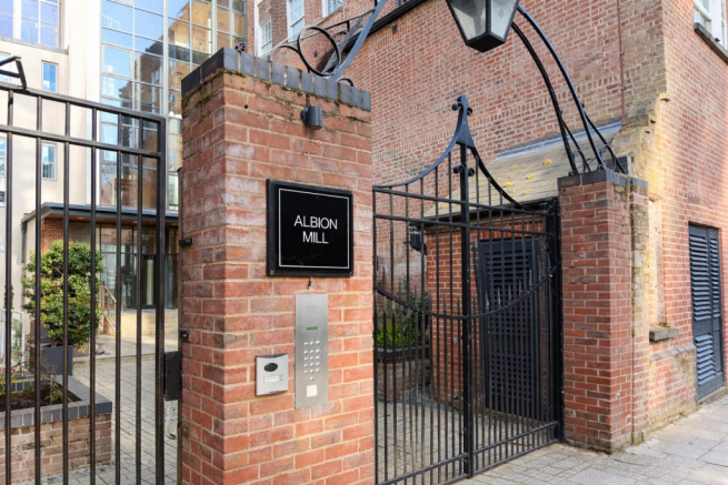 1 bed property, in King Street, £145,000