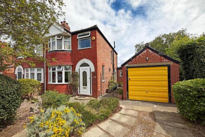 3 bed property, in Greenway Road, £435,000