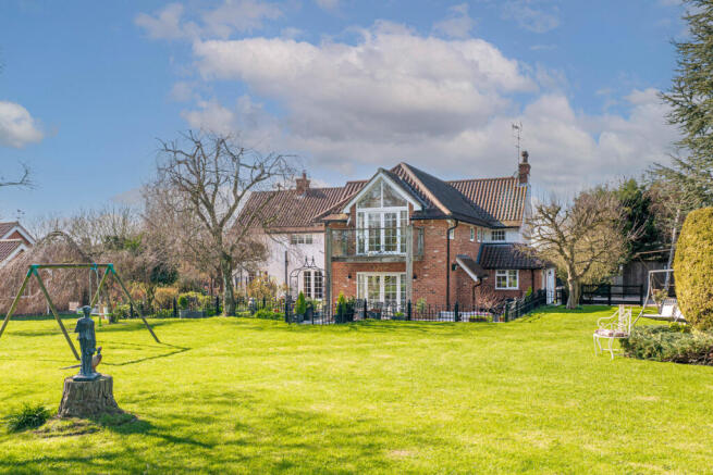 5 bed property, in Plumtree, £1,295,000