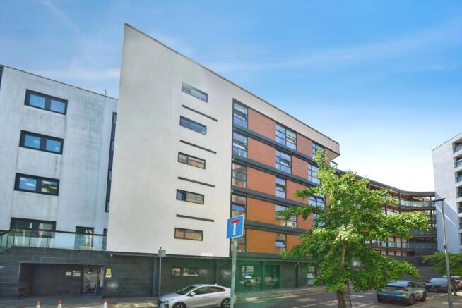 2 bed property, in Hallings Wharf Studios, £290,000