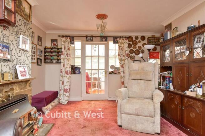 2 bed property, in Ladies Mile Road, £400,000