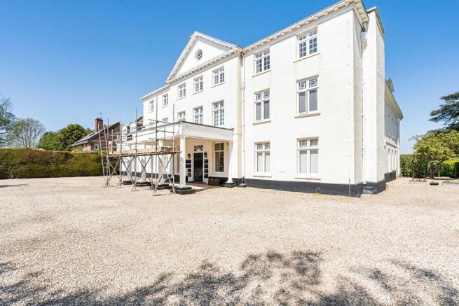 2 bed property, in Farringdon House, £180,000