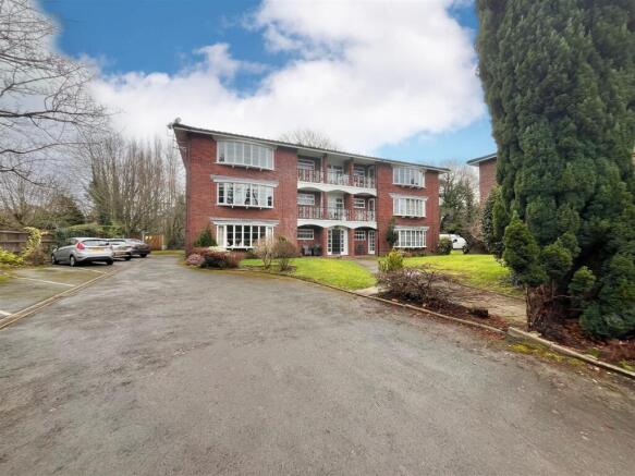 2 bed property, in Lynton Lane, £289,000