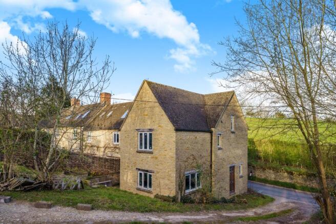 3 bed property, in College Row, £450,000