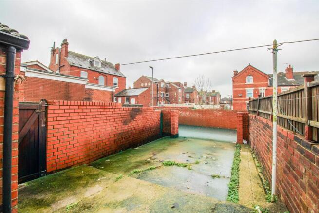 2 bed property, in St. Nicholas Street, £135,000