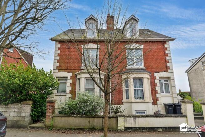 1 bed property, in St. Marks Road, £135,000