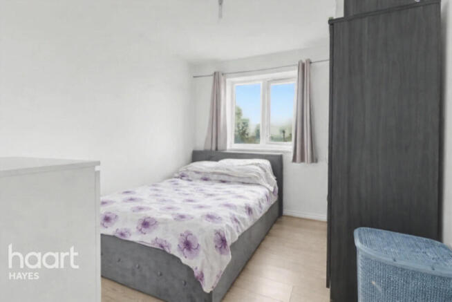 2 bed property, in Varcoe Gardens, £300,000