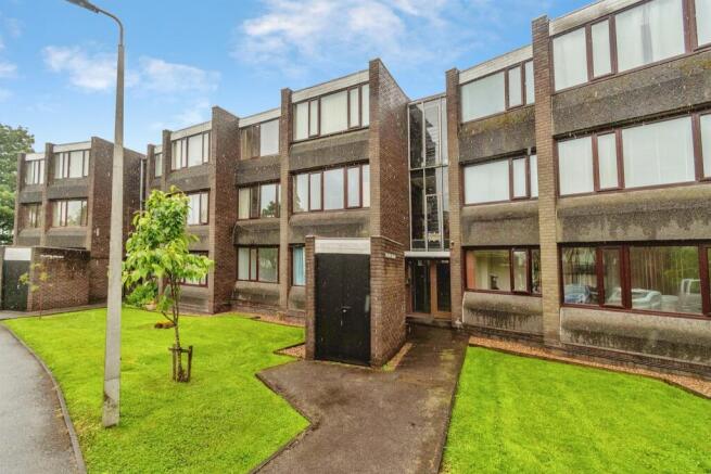 2 bed property, in Parklands Gardens, £140,000