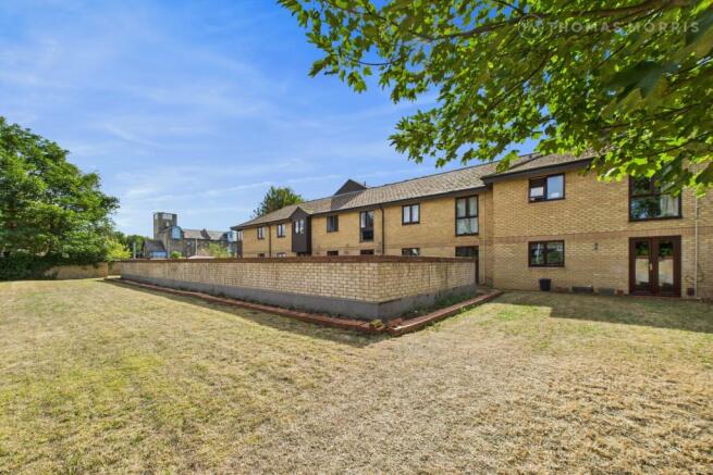 2 bed property, in Gresley Lodge, £200,000