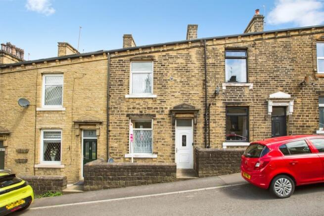 2 bed property, in Queen Street, £135,000