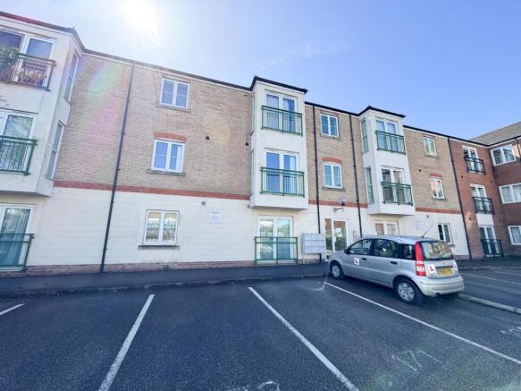1 bed property, in Riverside Drive, £110,000