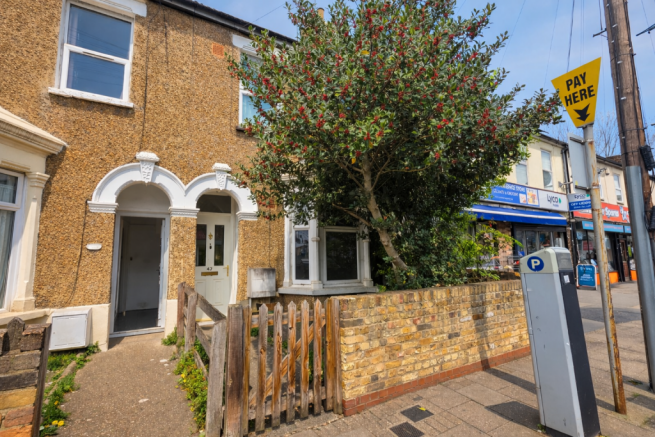 1 bed property, in Clarence Road, £140,000