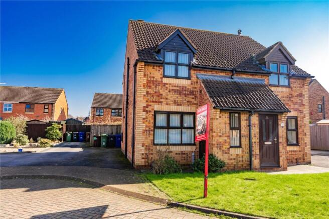 2 bed property, in Foxglove Gardens, £120,000