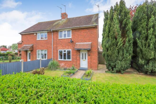 2 bed property, in Blackwood Avenue, £210,000