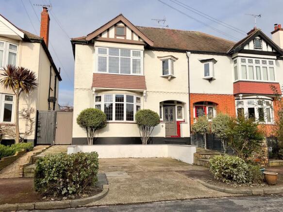 4 bed property, in Leigh-on-Sea SS9, £870,000