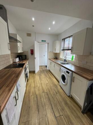 6 bed property, in Storer Road, £397,000