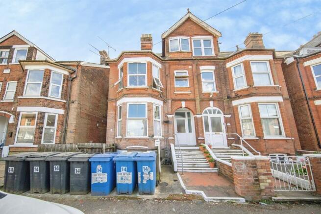 5 bed property, in Gippeswyk Road, £375,000