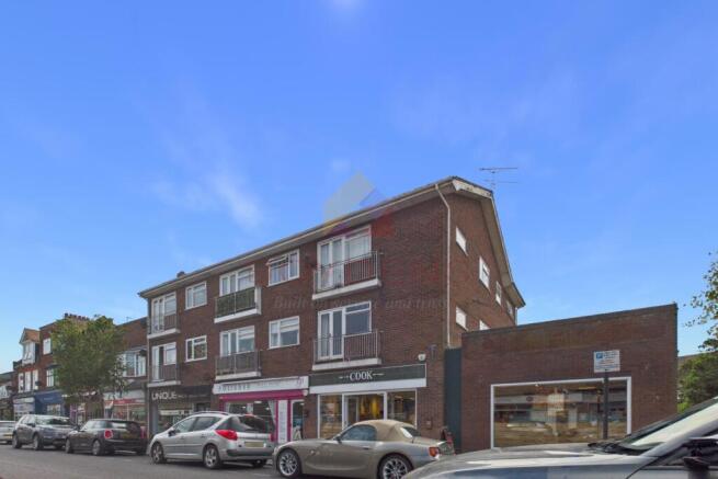 2 bed property, in Connaught Avenue, £150,000