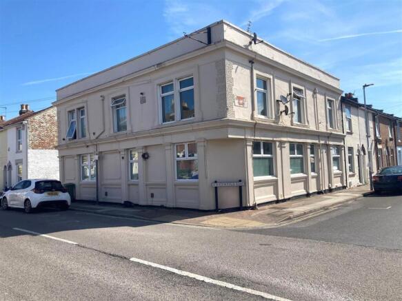 1 bed property, in Brookfield Road, £125,000