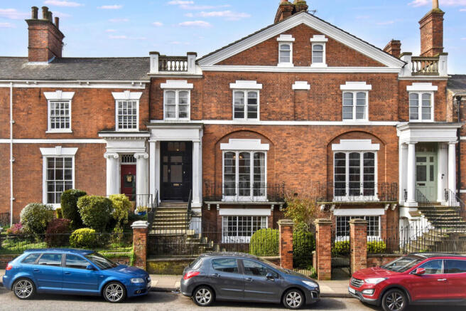 5 bed property, in Upgate, £600,000