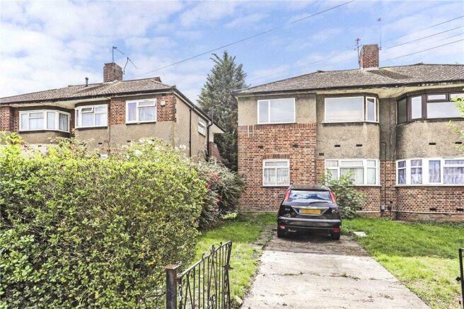2 bed property, in Fullwell Avenue, £250,000