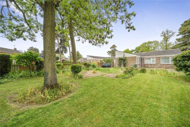 3 bed property, in Woodland Close, £380,000