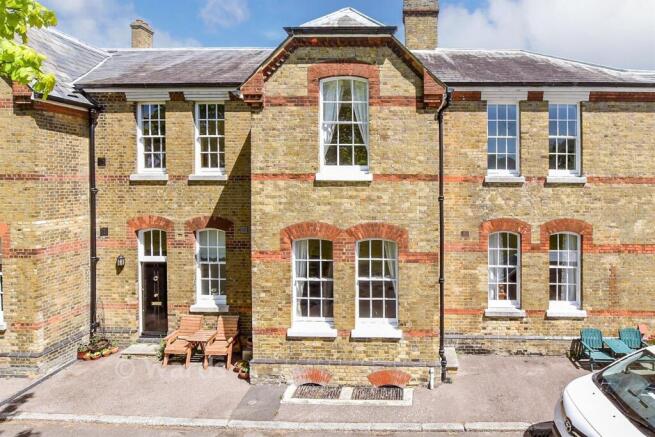2 bed property, in Wilkinson Drive, £325,000