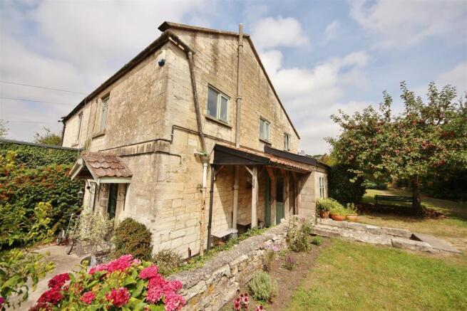 3 bed property, in Trowbridge Road, £575,000