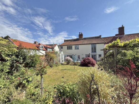 3 bed property, in Cross Street, £495,000