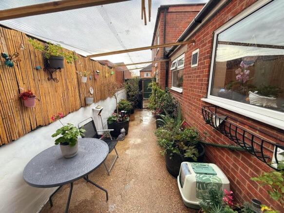 2 bed property, in Asquith Avenue, £160,000