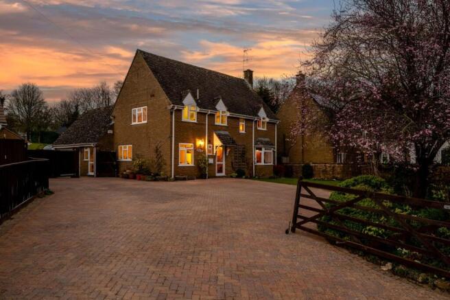 4 bed property, in Fulwell Road, £950,000