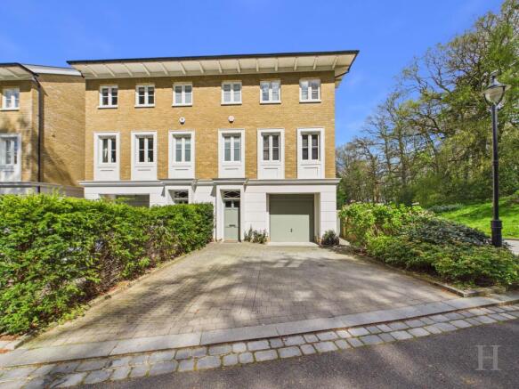 3 bed property, in Cedar Square, £800,000