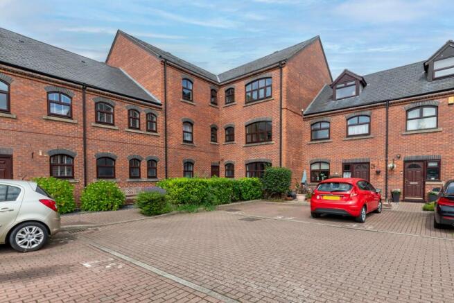 2 bed property, in South Pier Road, £129,995
