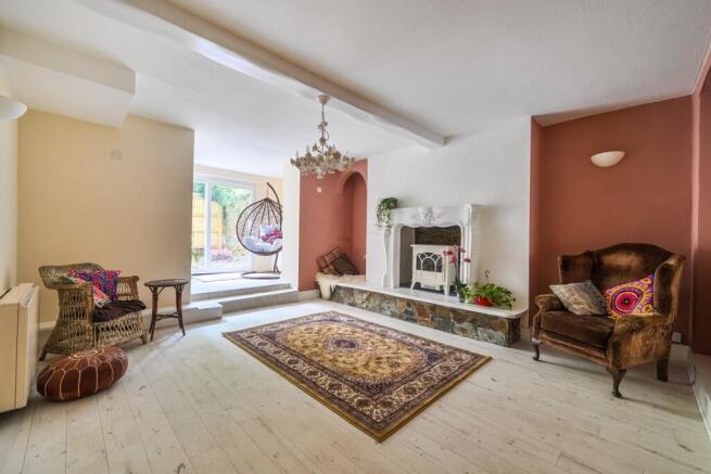 1 bed property, in 13 Ebberley Lawn, £125,000
