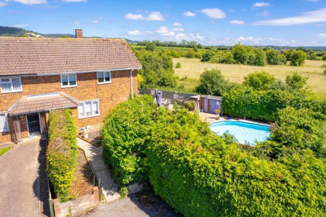 3 bed property, in Mackenders Close, £400,000