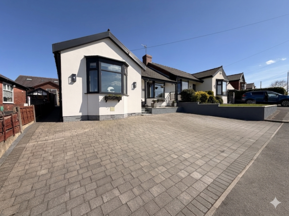 2 bed property, in Horridge Fold Avenue, £365,000