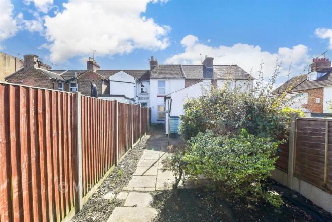 2 bed property, in Randall Street, £240,000
